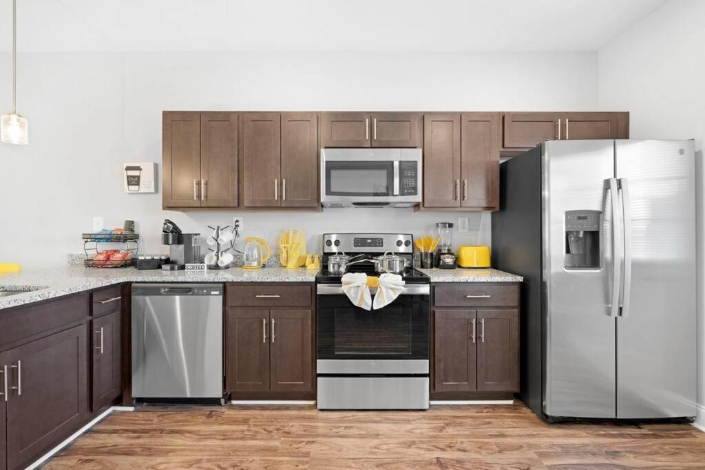 Make Lemonade In Luxury W King Bed And Free Parking Plus 40 Minutes To Nashville Clarksville Luaran gambar