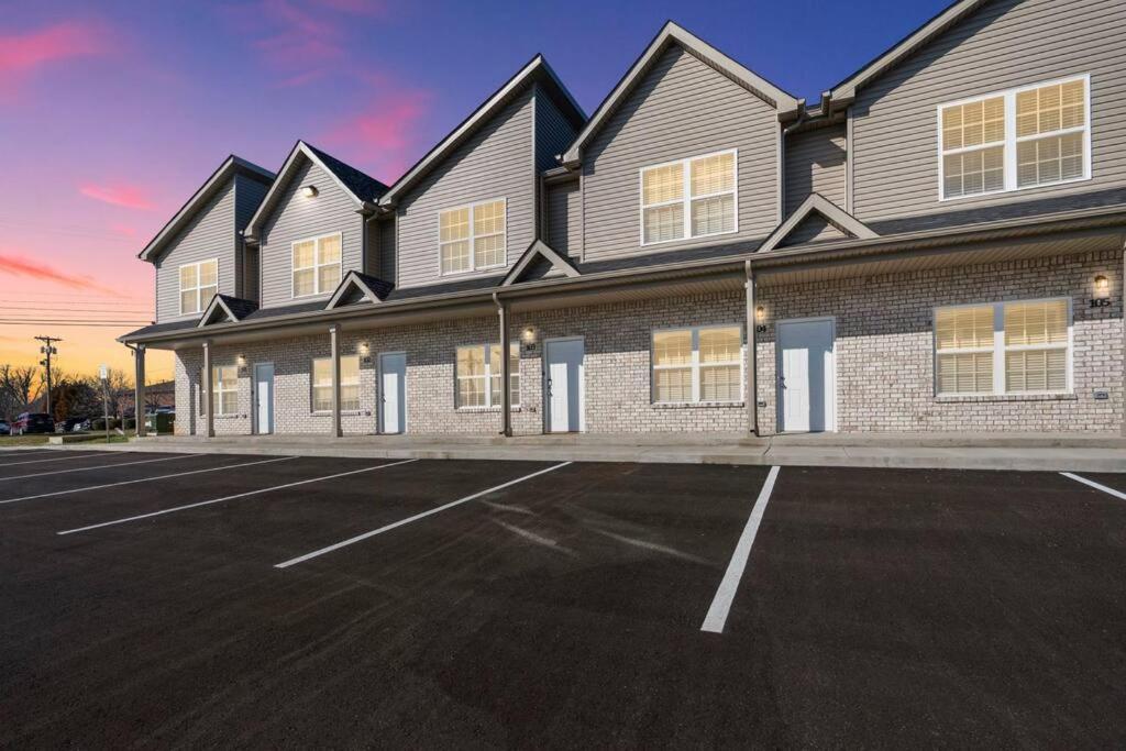 Make Lemonade In Luxury W King Bed And Free Parking Plus 40 Minutes To Nashville Clarksville Luaran gambar